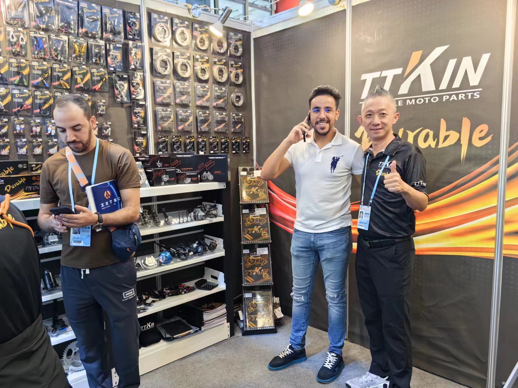 Exposición de recambios para motocicletas